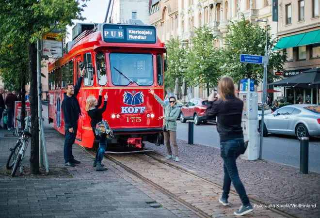 Helsinki-rote_Straßenbahn