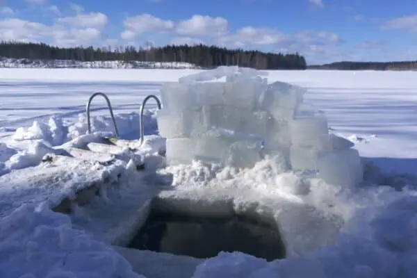 Eisbaden im See in Finnland