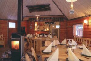 Gemeinschaftshütte im Wildniscamp