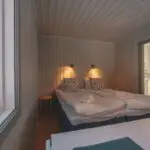 Schlafbereich mit Küche Hütten - Baumhaus-Hotel Schweden | Pieper Erlebnisreisen