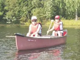 Zwei Mädchen im Kanu