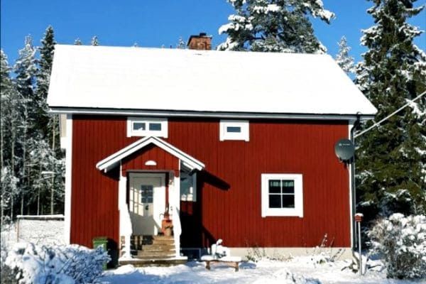 rote Schwedenhaus im Schnee