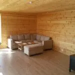 großes Wohnzimmer mit Couch