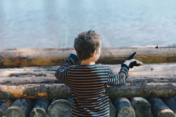 Junge beim Floßbau für Floßfahrt in Schweden | Pieper Erlebnisreisen