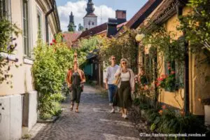Menschen laufen durch die Altstadt von Visby auf Gotland